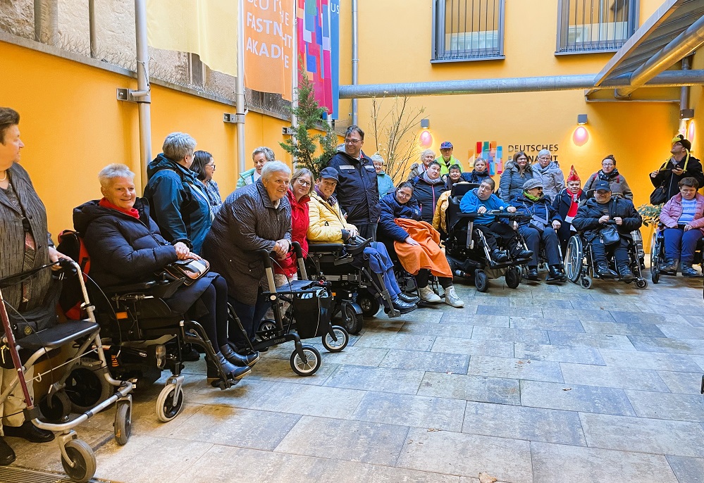 Alle Teilnehmer im Halbkreis im Innenhof des Fastnachtsmuseums