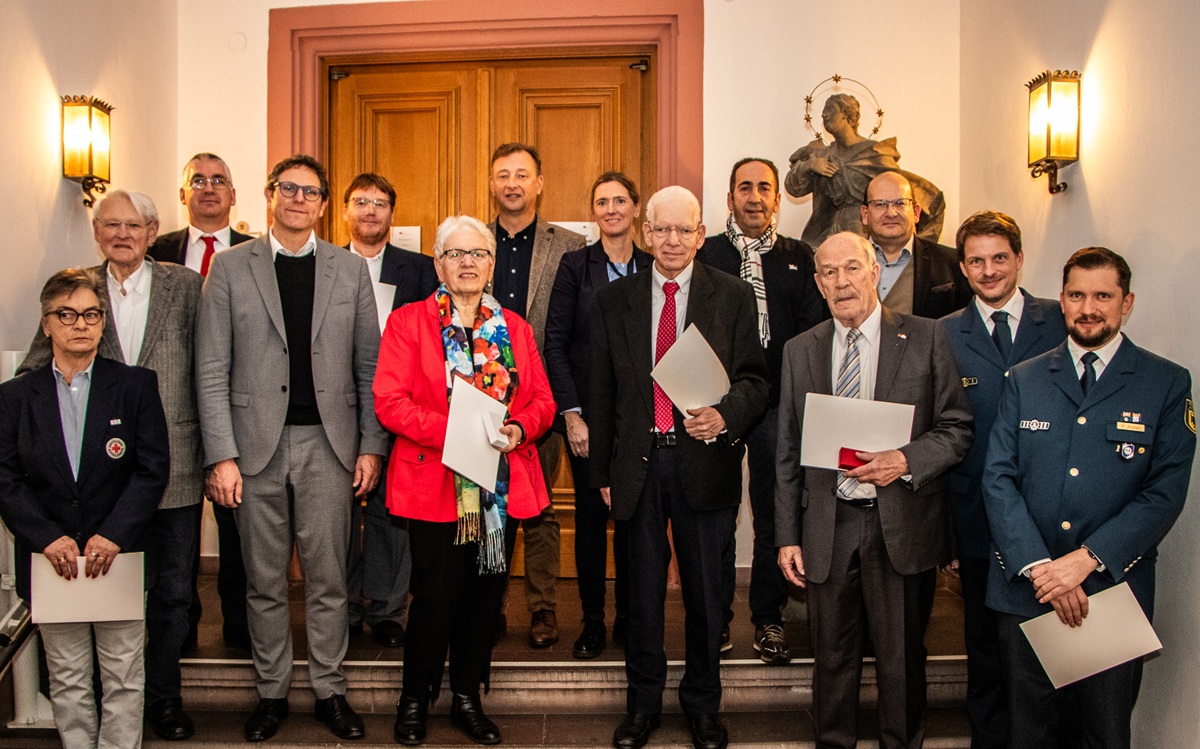 Gruppe von Ehrenamtlichen bei der Ehrung