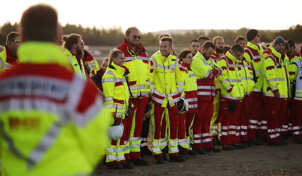 großeGruppe Rettungssanitäter bei Übung 