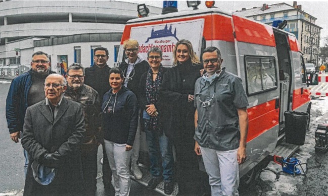 Pressefoto vor Ambulanzbus