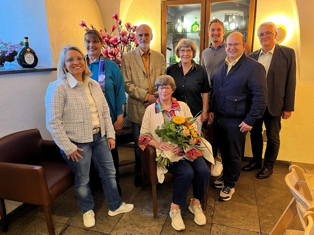 Gruppe bei der Verabschiedung Frau Zellfelder sitzend in der Mitte