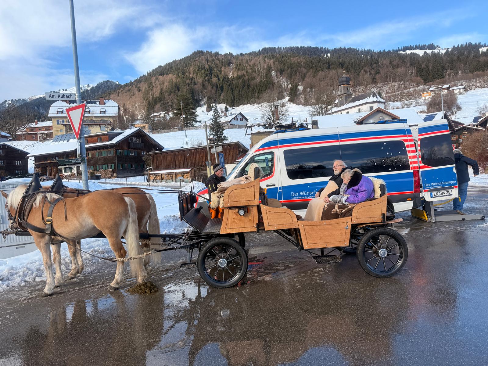 Kutsche mit zwei Pferden vor dem Wünschewagen Beerge im Hintergrund