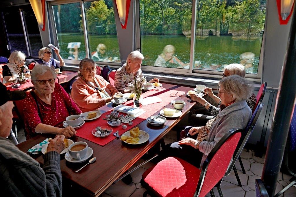 Gruppe aus dem Seniorenzentrum Volkach trinken gemeinsam Kaffee auf dem Mainschiff Undine im Rahmen einer Flusschifffahrt