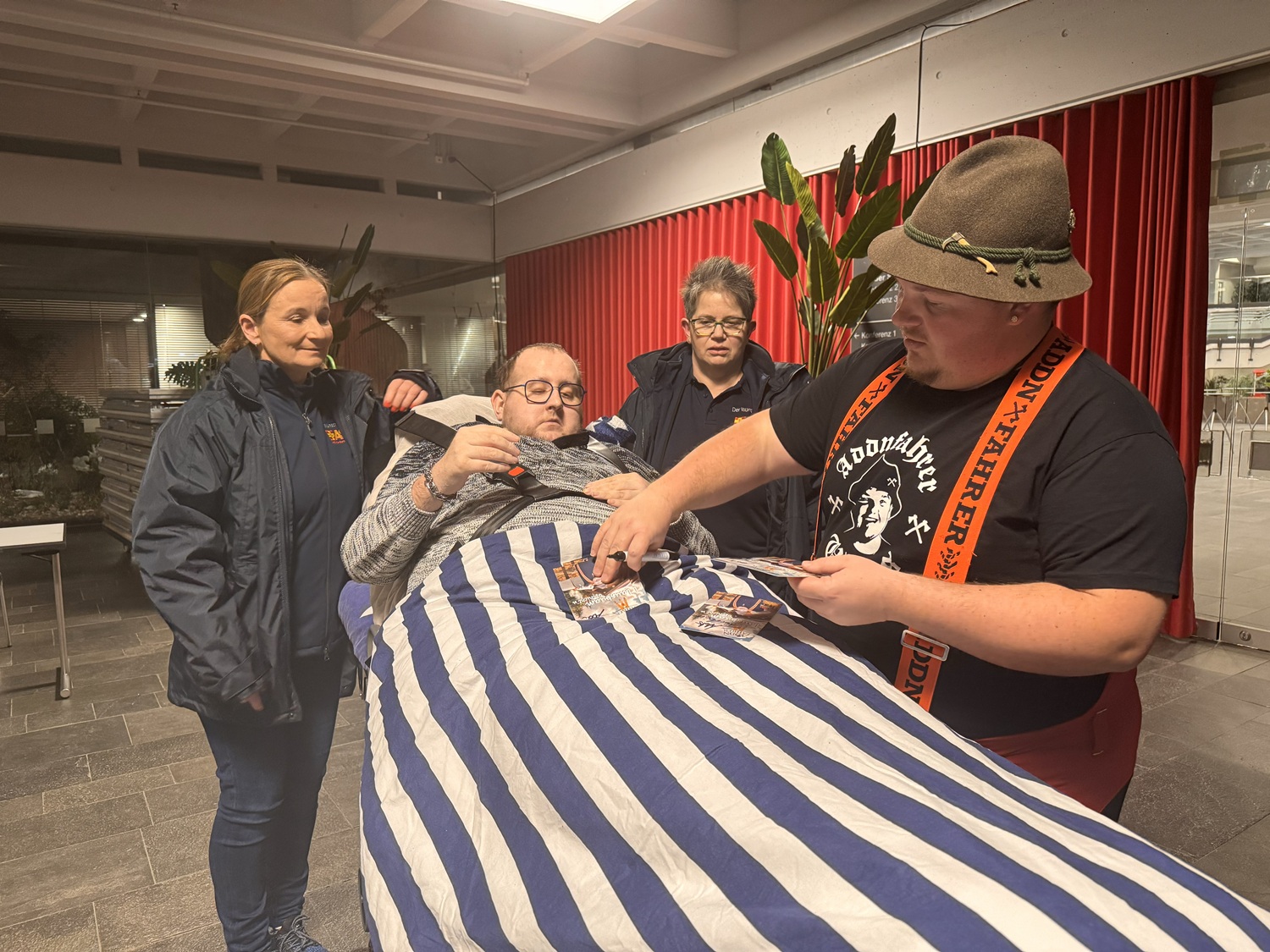 Bid der 'Wunscherfüllergruppe mit Fahrgast auf einer Liege