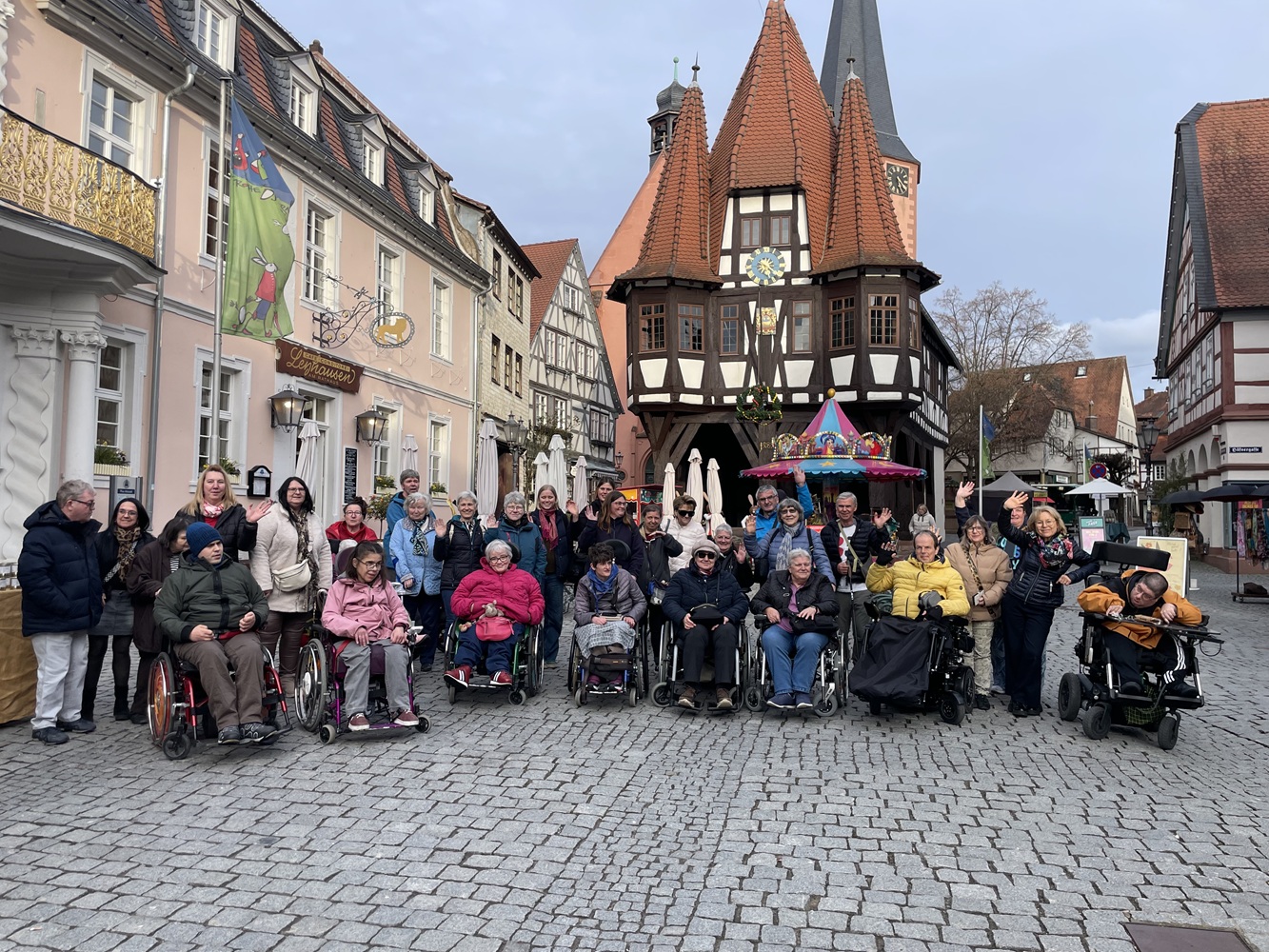 Gruppenfoto vor dem Rathaus Michelstadt
